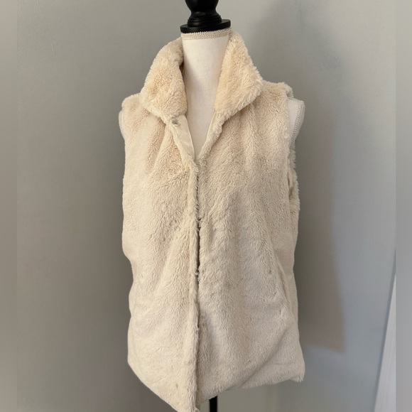 Apt 9 Faux Fur Vest Medium. Button closure - Picture 2 of 11